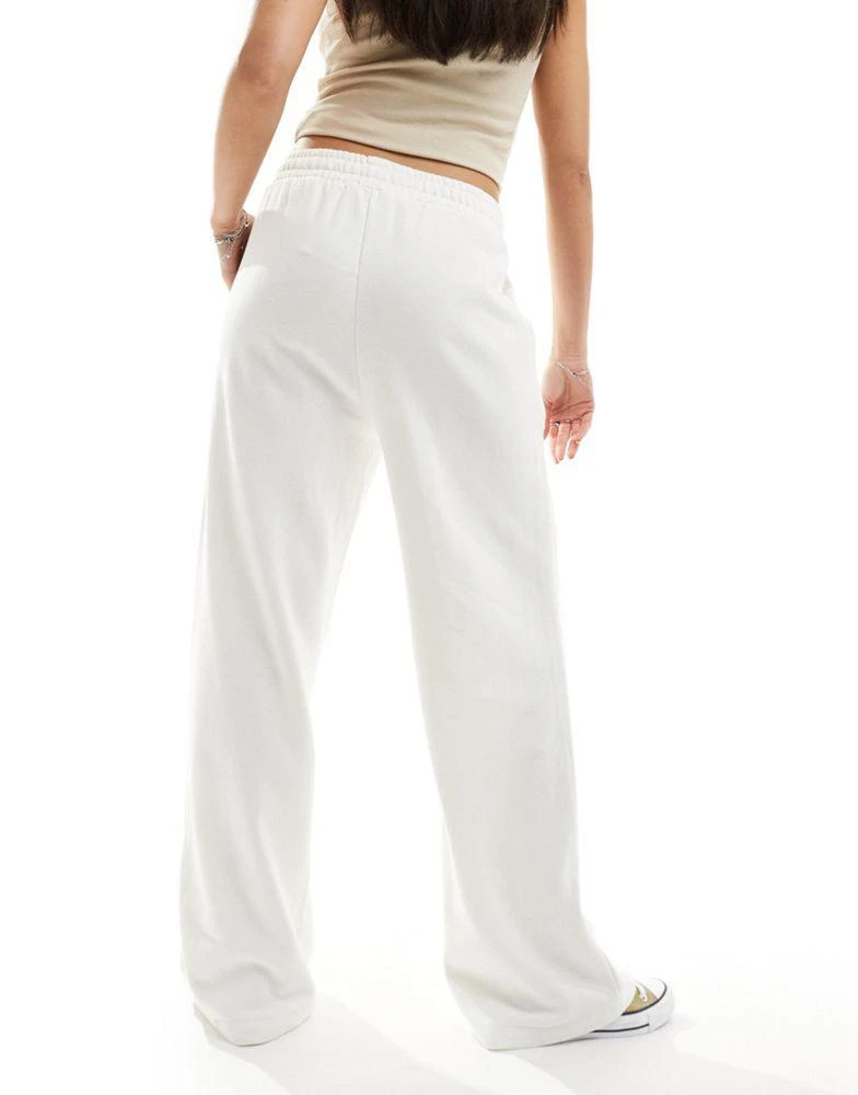 Bershka Bershka wide leg joggers in white 2