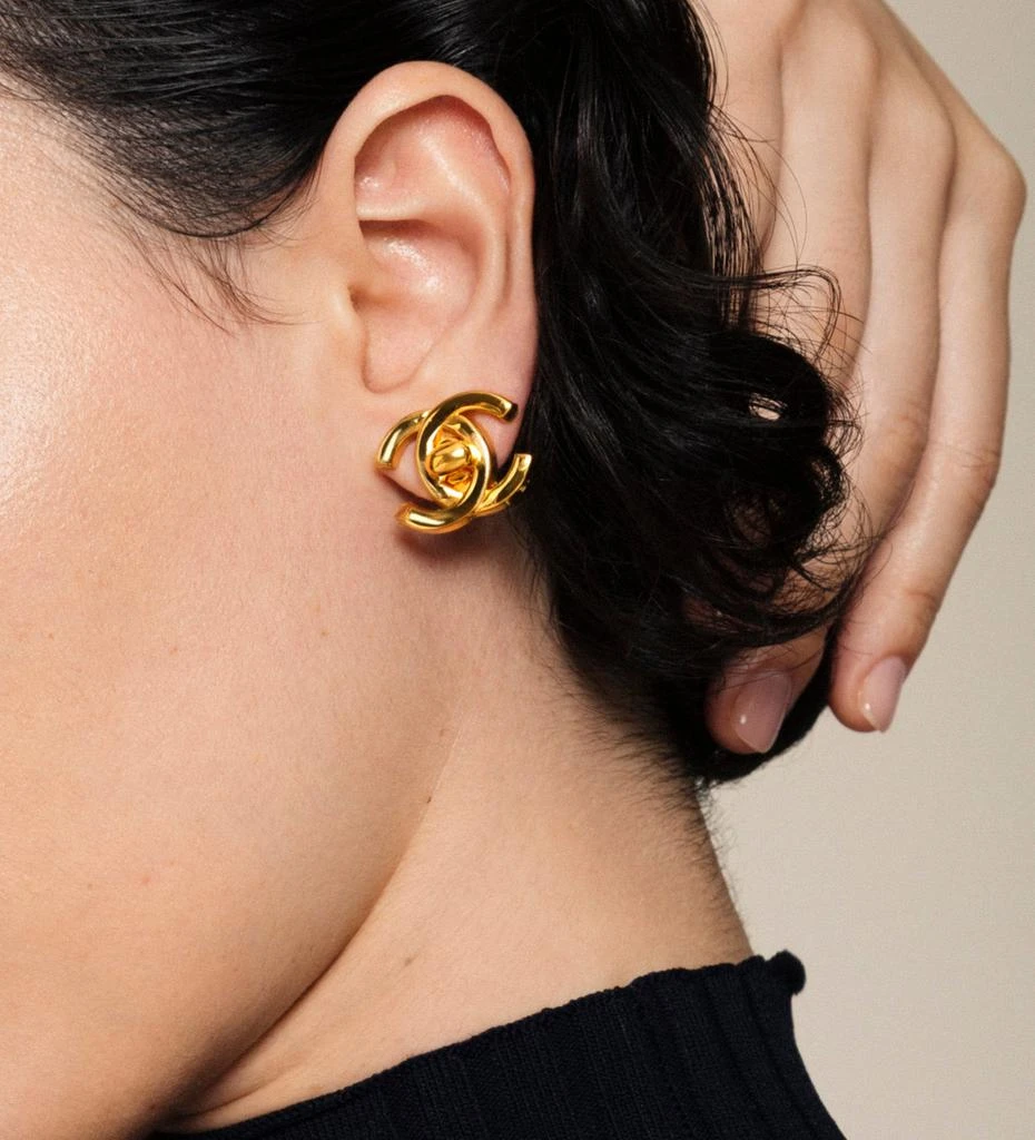 Susan Caplan Vintage 1996 vintage chanel turnlock clip-on  display picture 2