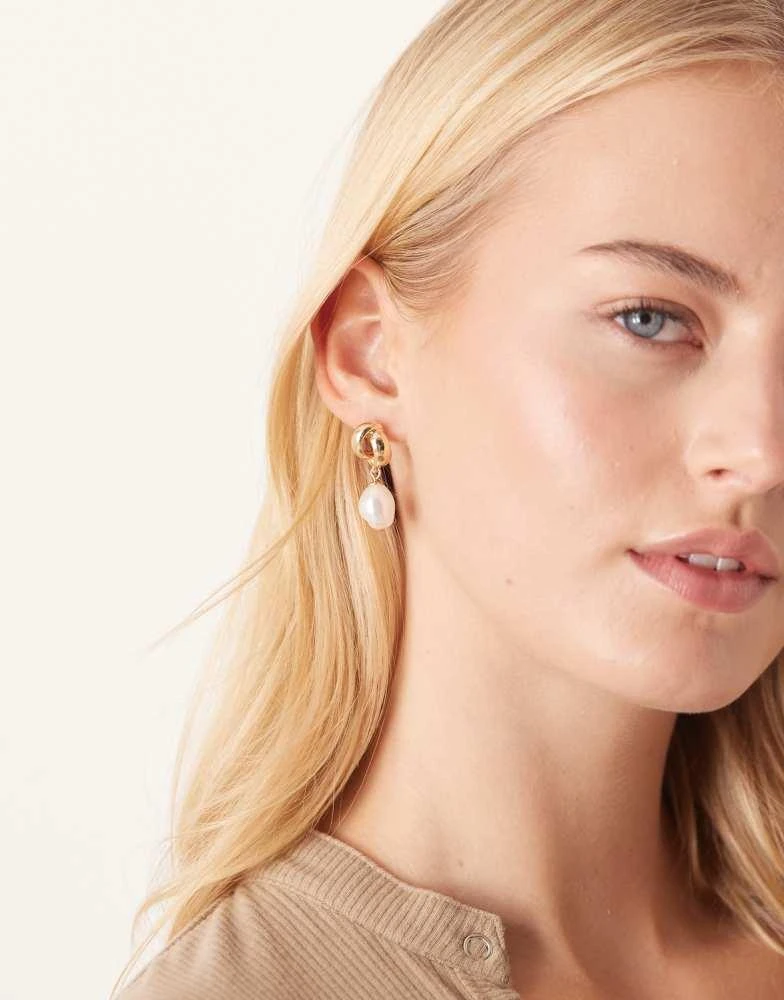 True Decadence True Decadence knot pearl drop earrings in gold