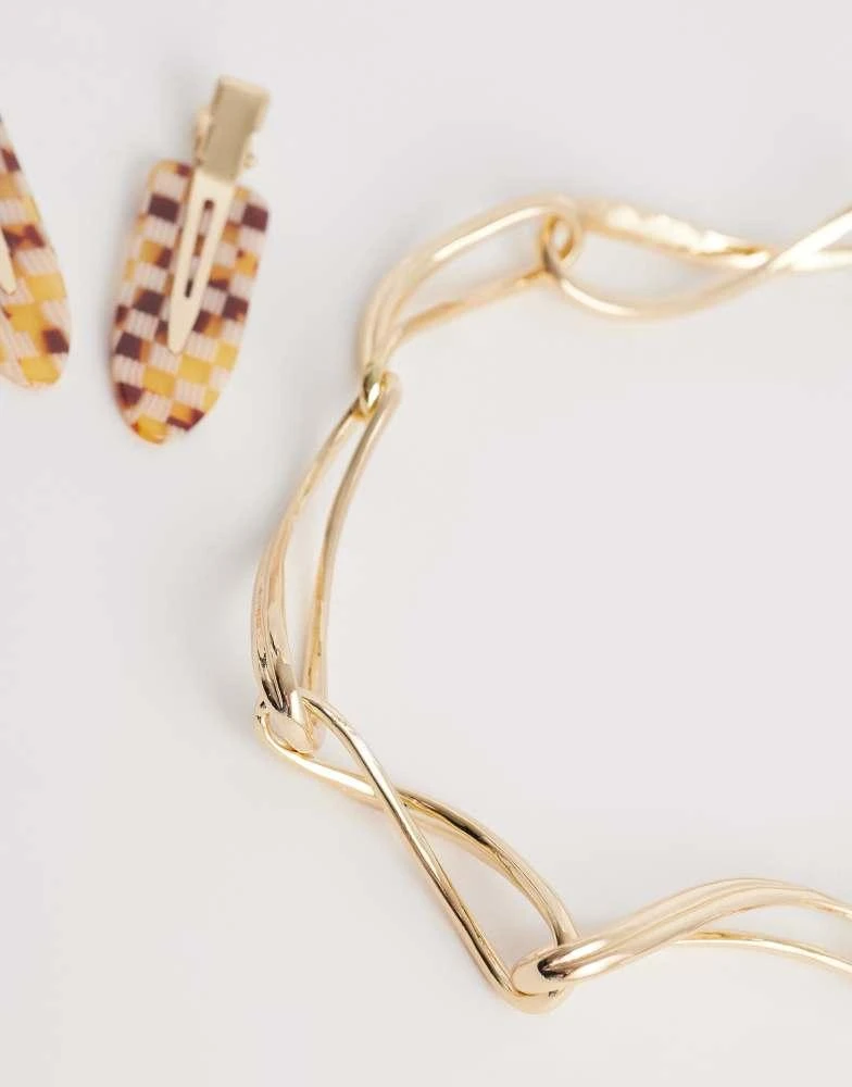 ASOS ASOS DESIGN short necklace with twisted chain loops in gold tone 2