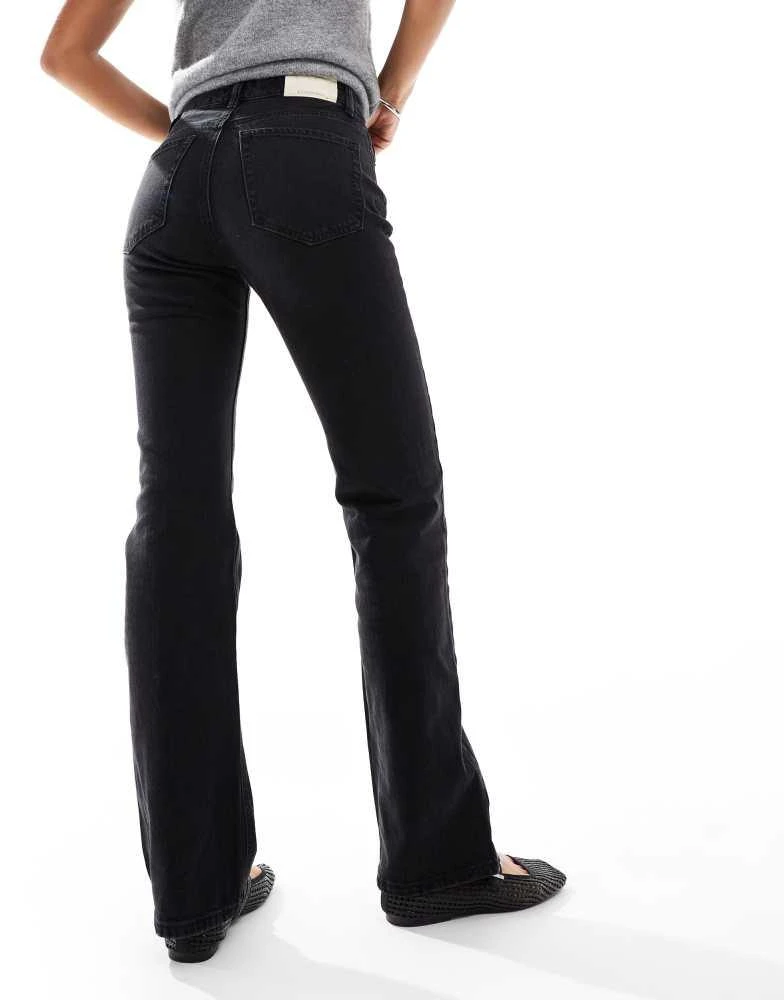 Stradivarius Stradivarius D98 straight leg jeans in black 4