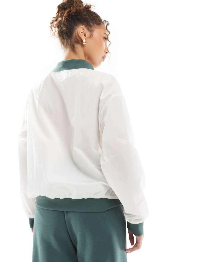 NIKE Nike Trend V neck sweatshirt in beige 2