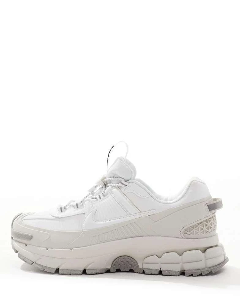 NIKE Nike Zoom Vomero 5 Roam trainers in white and grey 2