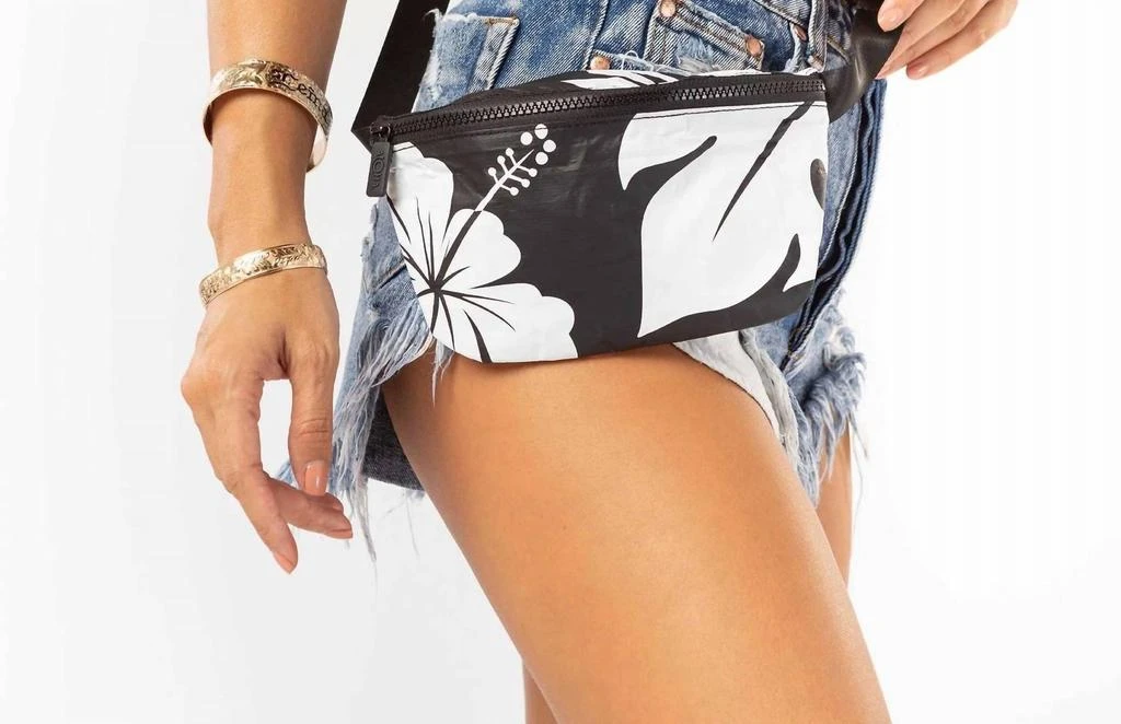 ALOHA Collection Women
s Waipi
o Mini Hip Pack In Black/white 3