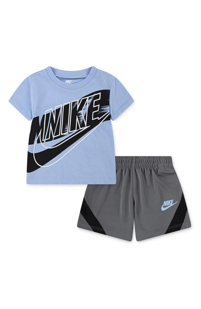 NIKE On The Move T-Shirt 
Shorts Set