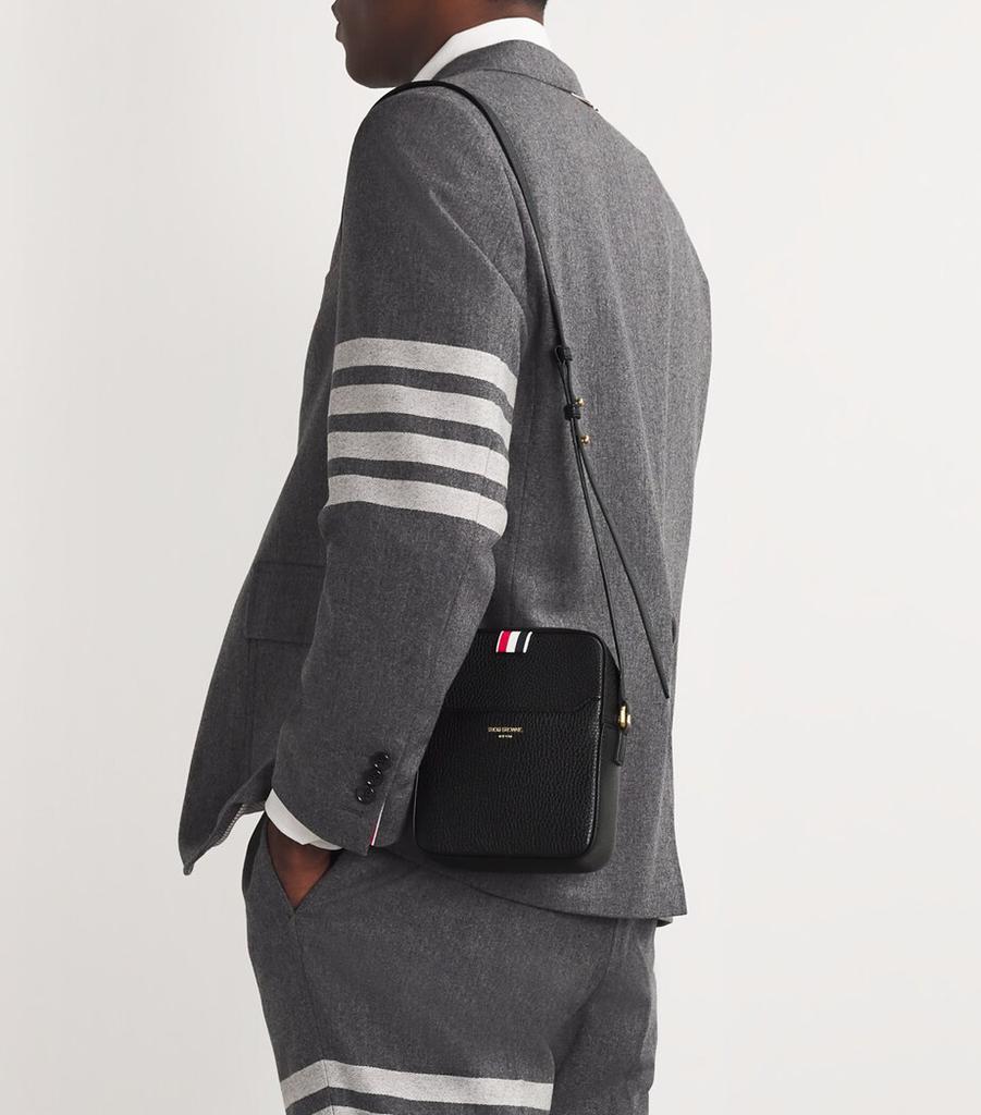 THOM BROWNE (正規品/関税送料込み) Vertical camera bag Pebble Grain Leather Vertical Camera Bag | Thom Browne