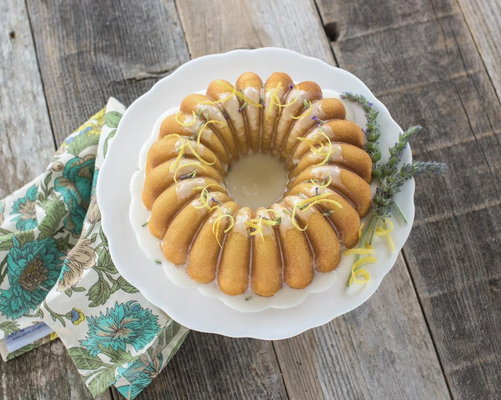 Nordic Ware Cast Aluminum Elegant Party Bundt Pan, Gold 2