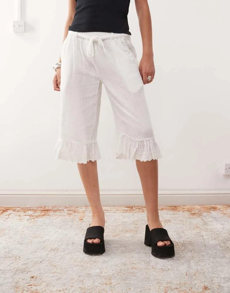 COLLUSION COLLUSION ruffle hem cropped trouser in white 4