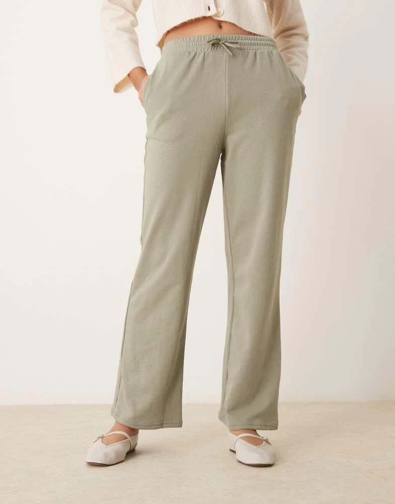 New Look New Look wide leg joggers in khaki 2