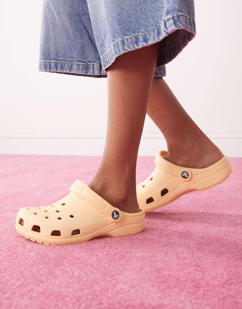 Crocs Crocs Classic clog in peach