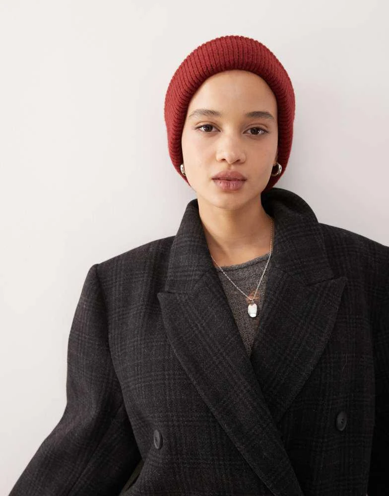 Monki Monki ribbed beanie hat in burgundy 2