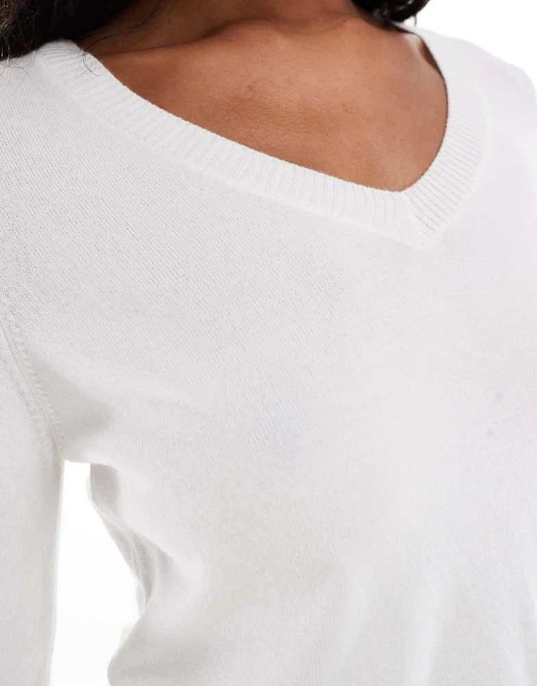 Stradivarius Stradivarius v neck jumper in cream 3
