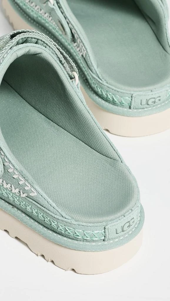 UGG UGG Women
s Goldenstar Meadow Accent Clog 2