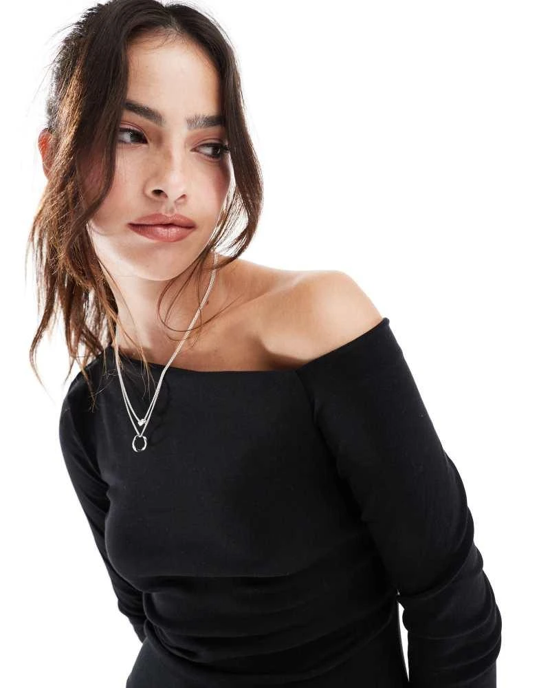 Stradivarius Stradivarius asymmetric long sleeve top in black 2