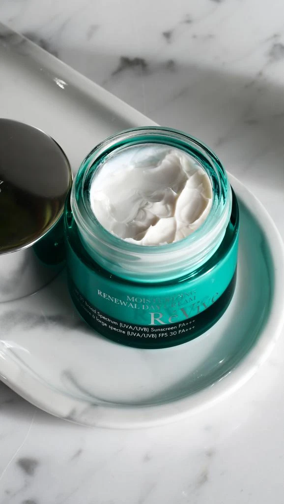 Revive Moisturizing Renewal Day Cream SPF30 3