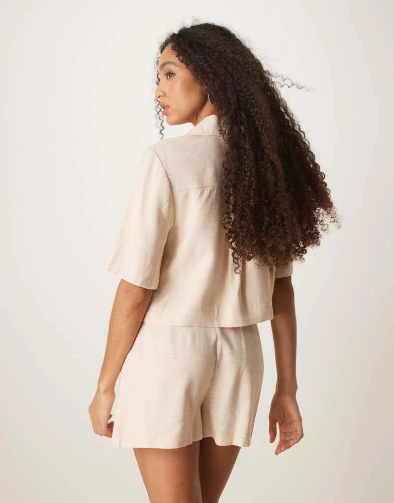 ASOS ASOS DESIGN tailored pleated shorts in off white 3