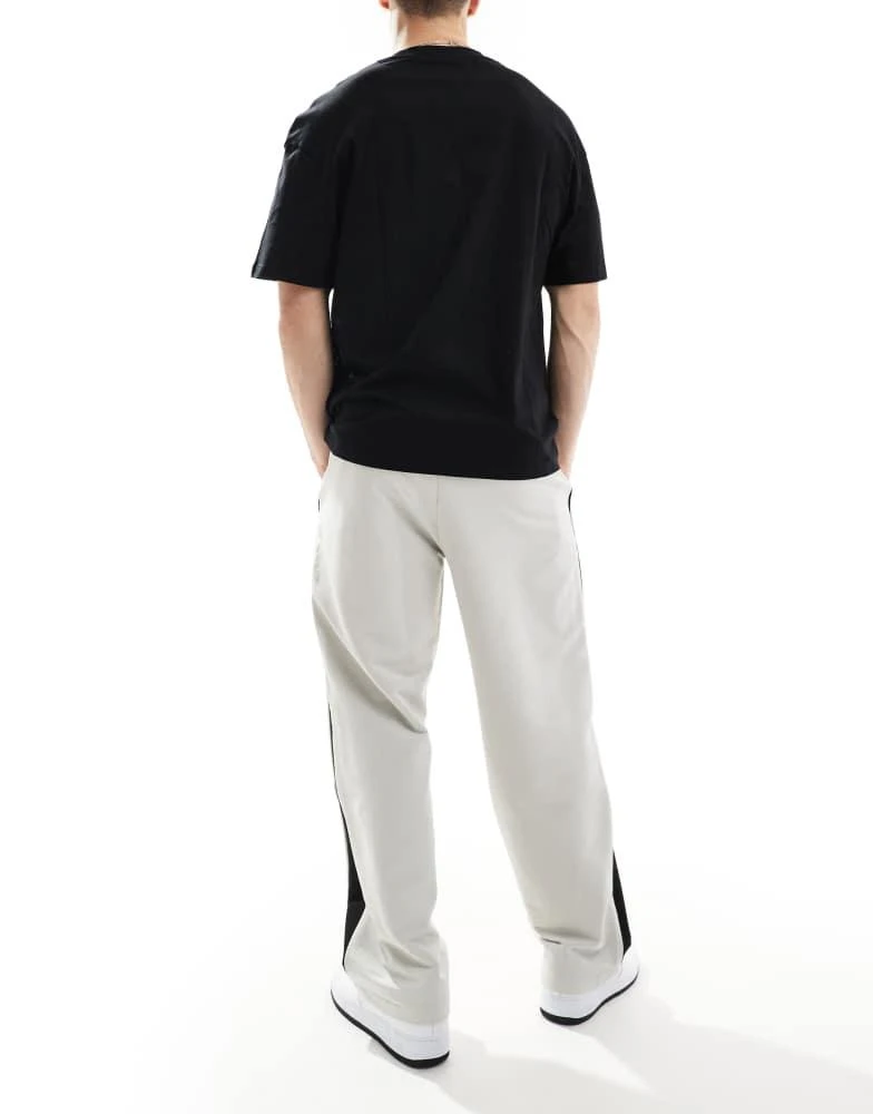 Bershka Bershka baggy leg tailored trouser in grey 4