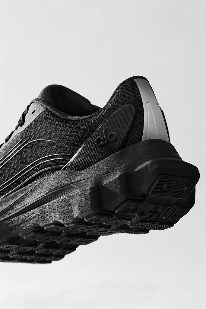人気商品の Alo Alo Runner - Black/Black - Casual Shoes - Free Shipping ヨガ・ピラティス