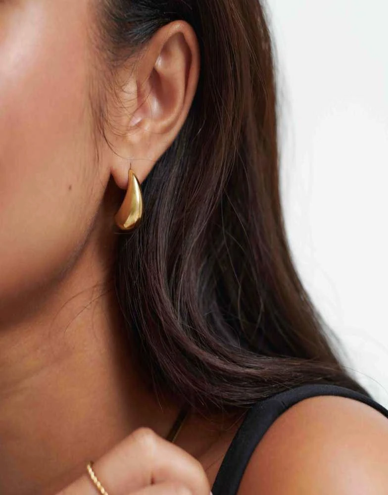 D. LOUISE D.LOUISE waterproof Curved midi hoops in gold 1