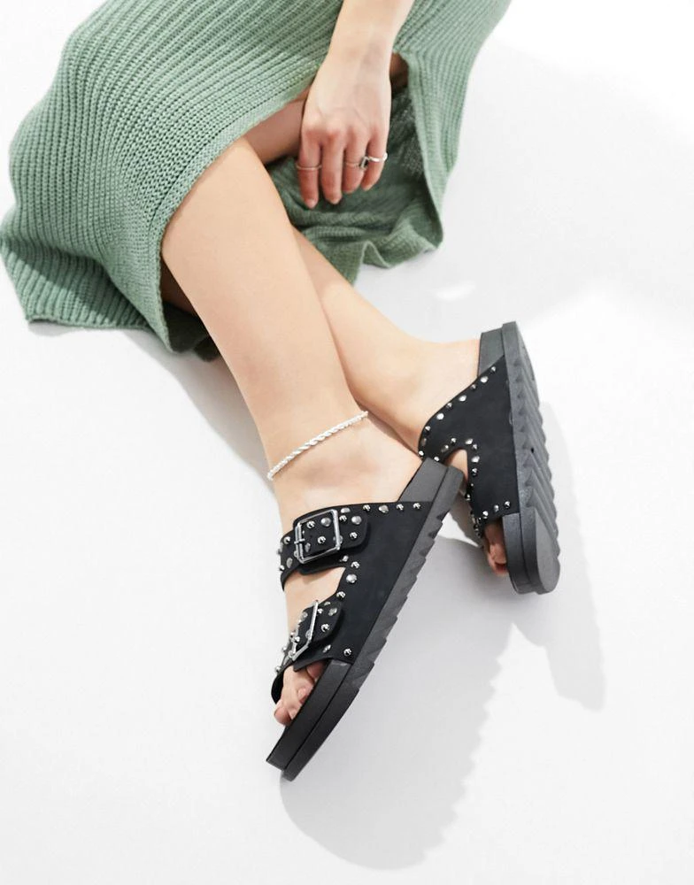 ASOS DESIGN Wide Fit Fantasy studded flat sandal in black – On