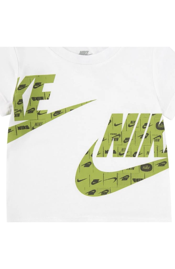 NIKE Sportswear Club Graphic T-Shirt 
Sweat Shorts Set 3