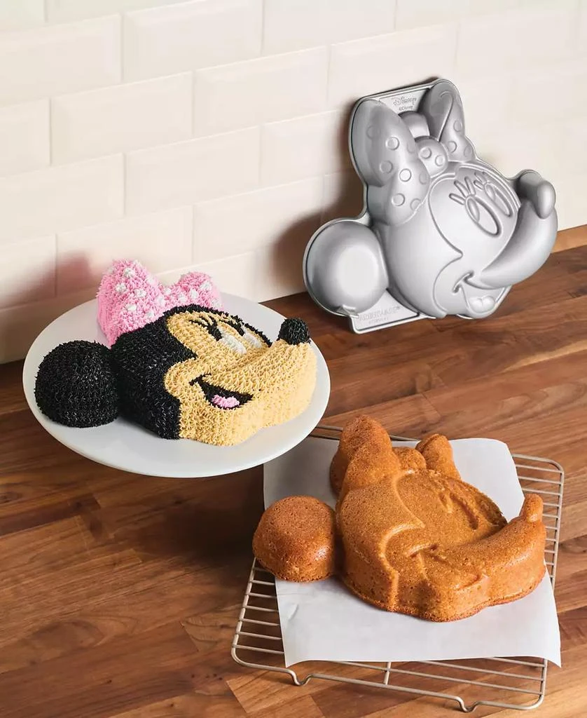 Farberware Disney Cast Aluminum 10" 3D Minnie Mouse Cake Pan 5