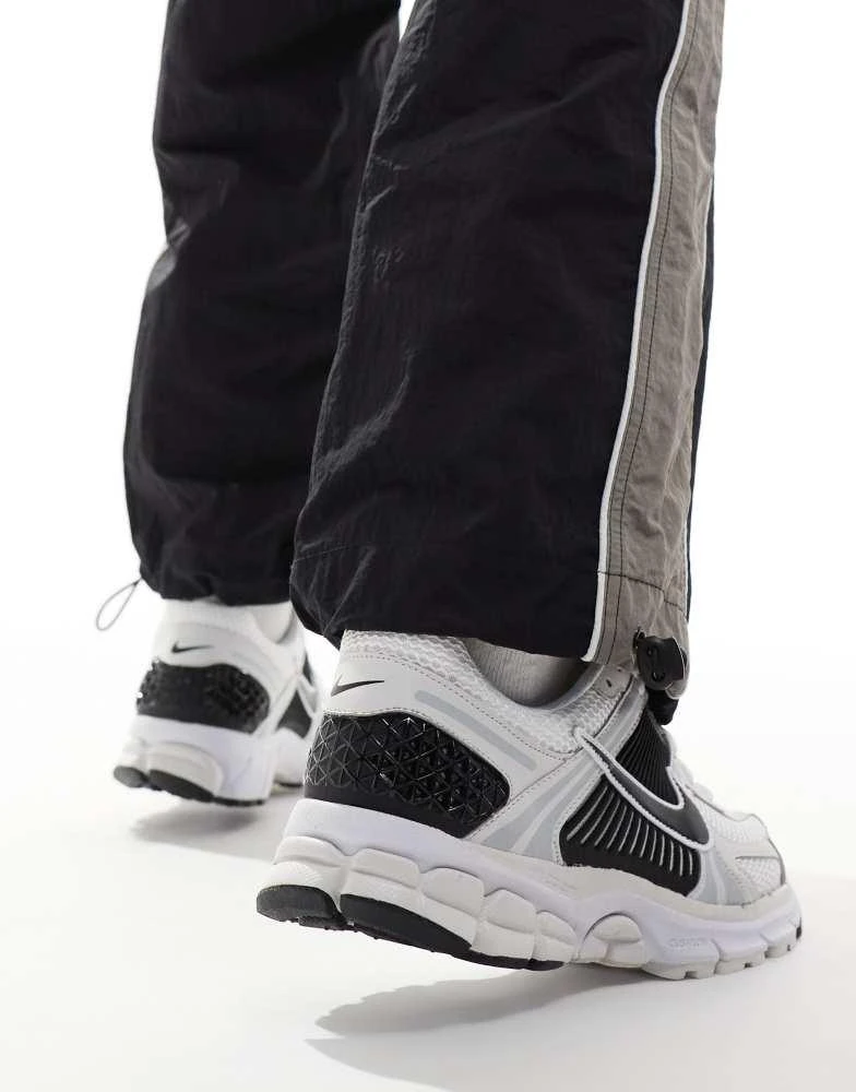 NIKE Nike Zoom Vomero 5 trainers in white and black 3