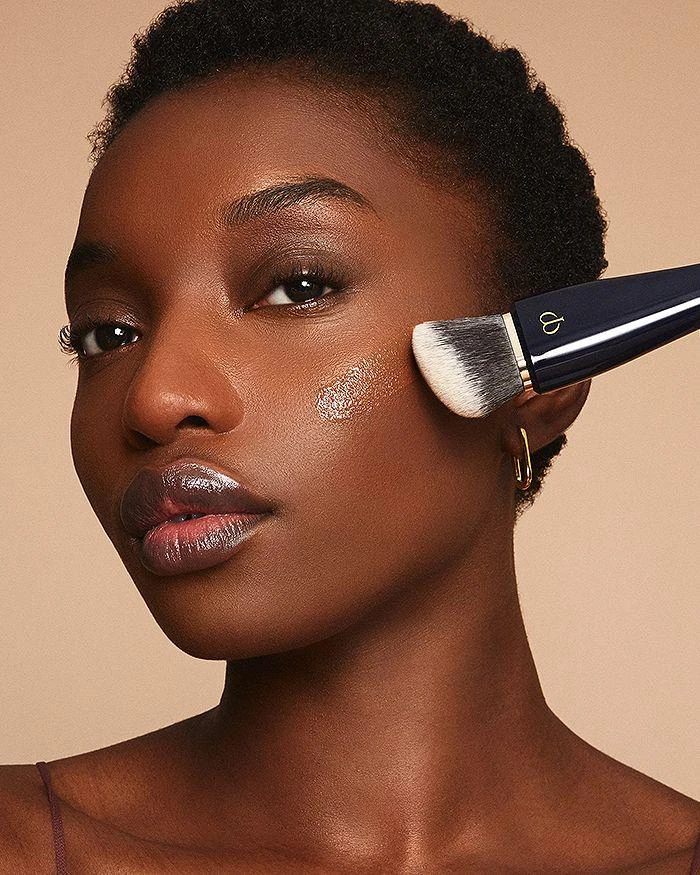 Cle de Peau Radiant Fluid Foundation Natural Broad Spectrum SPF 25 8