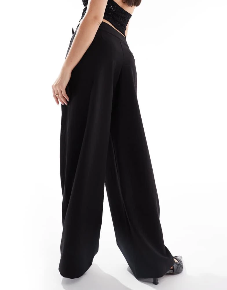 Bershka Bershka wide leg tailored trouser with belt detail in black 3