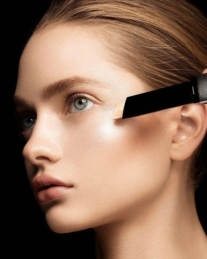 HOURGLASS Vanish™ Flash Highlighting Stick 4