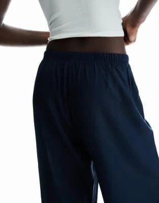 Bershka Bershka Linen blend trousers with an elasticated waistband in navy 4