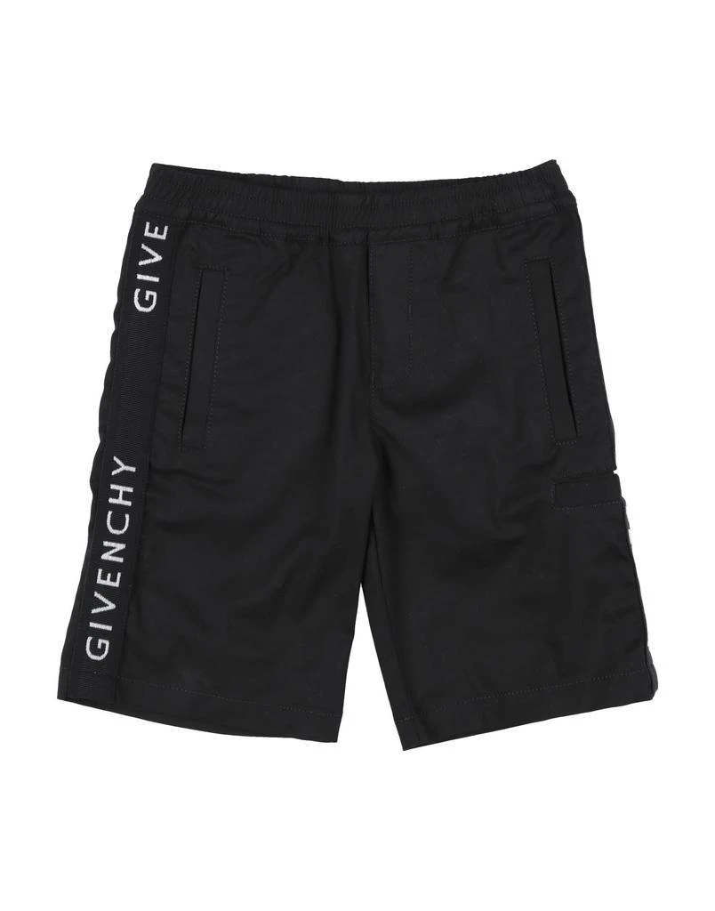Givenchy Shorts
Bermuda