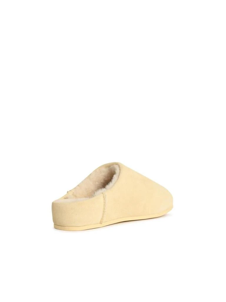 UGG  display picture 1