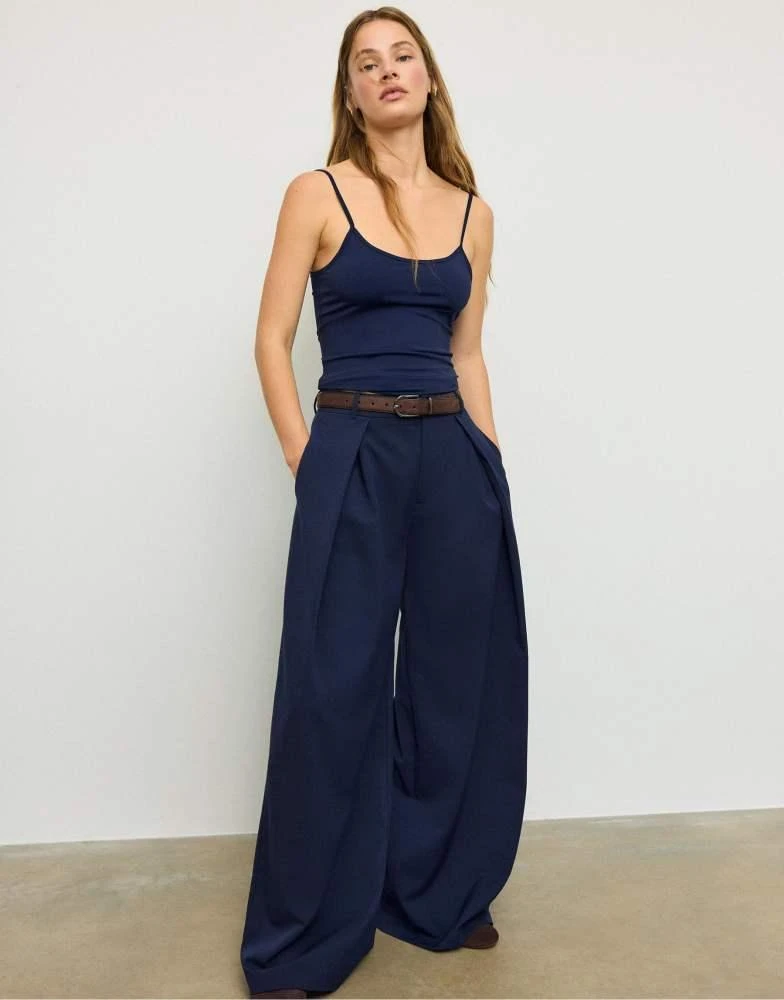 Stradivarius Stradivarius Maxi darted trousers with belt in dark blue