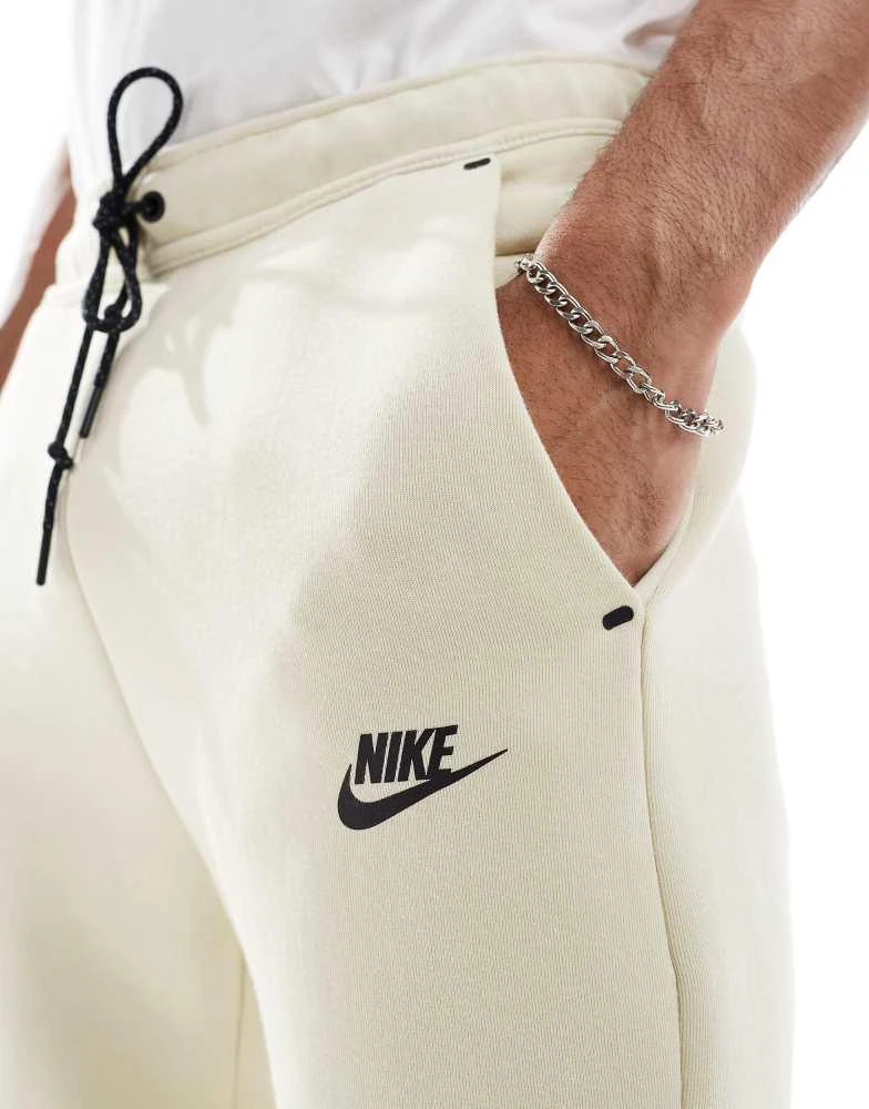 NIKE Nike Tech Fleece jogger in beige 5