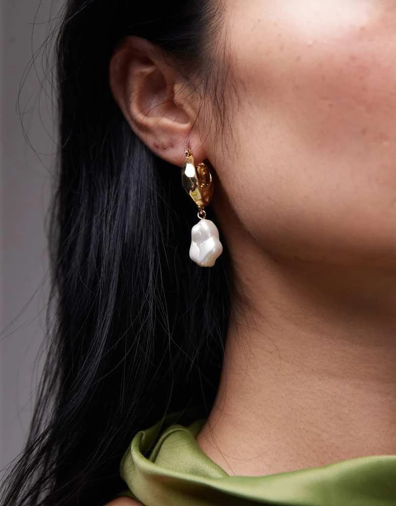Topshop Topshop Billie molten hoop earring with pearl in gold 1