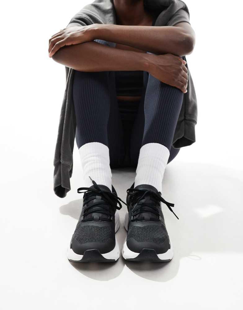 On ON Cloudpulse training trainers in black and white - Free