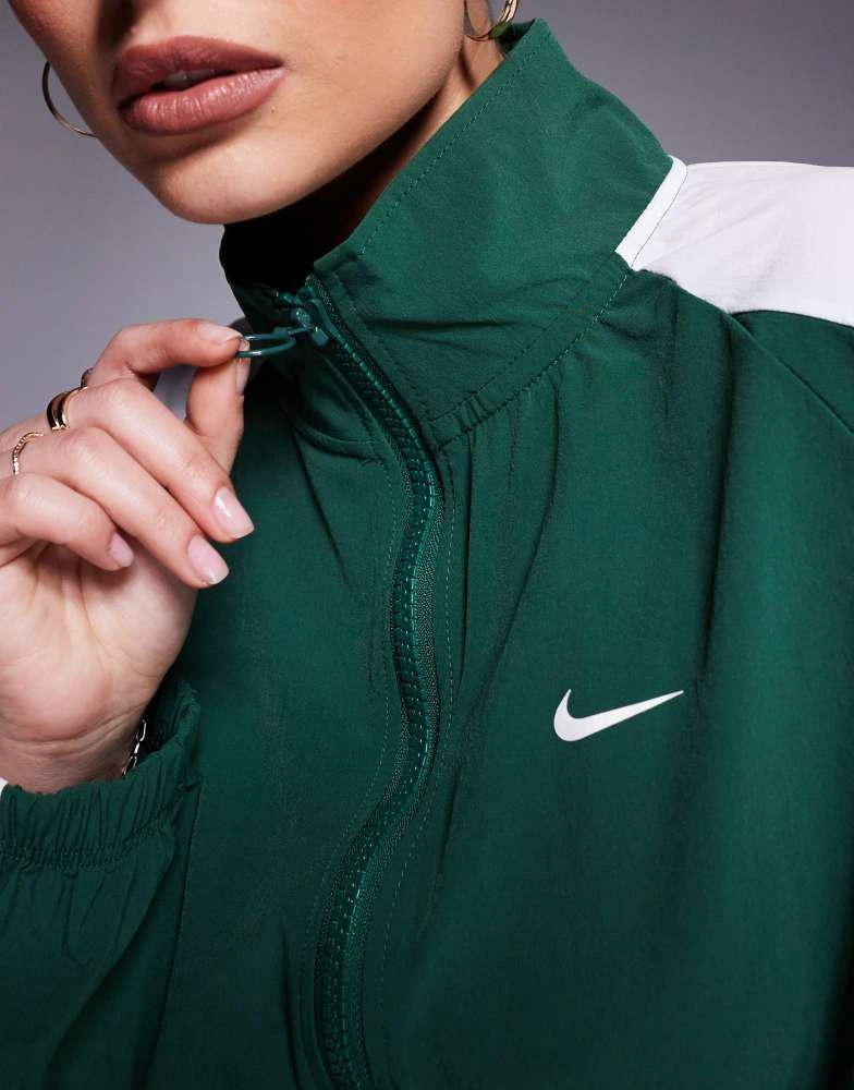 NIKE Nike Trend woven windrunner jacket in green 2
