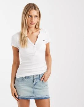 HOLLISTER Hollister short sleeve henley t-shirt with chest logo in white